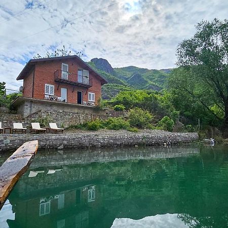 Borealis Guest House Koman Exterior foto