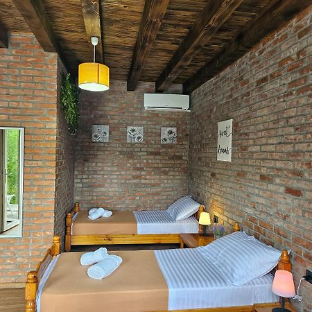 Borealis Guest House Koman Exterior foto