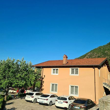 Borealis Guest House Koman Exterior foto