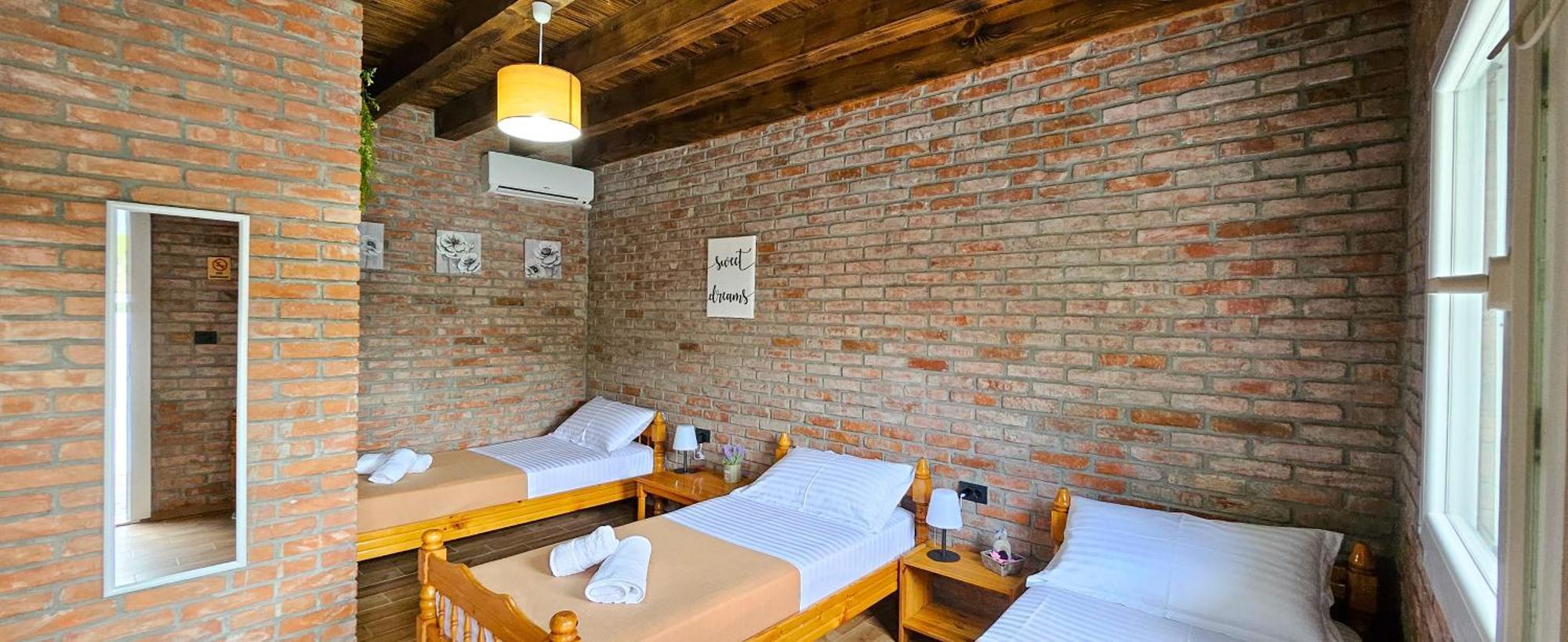 Borealis Guest House Koman Exterior foto
