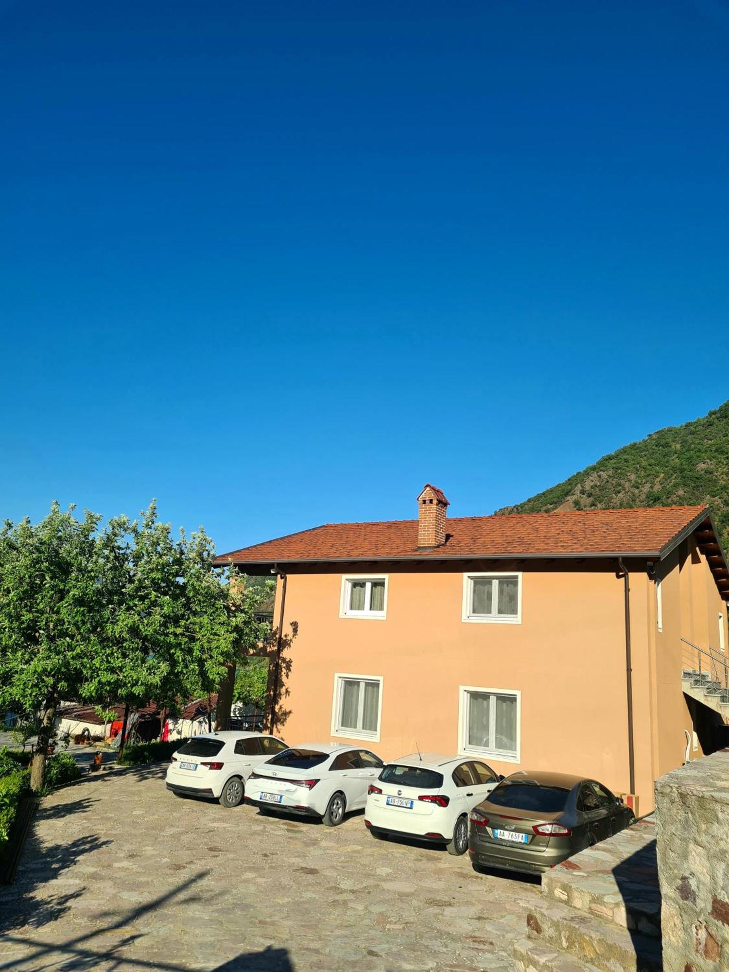 Borealis Guest House Koman Exterior foto