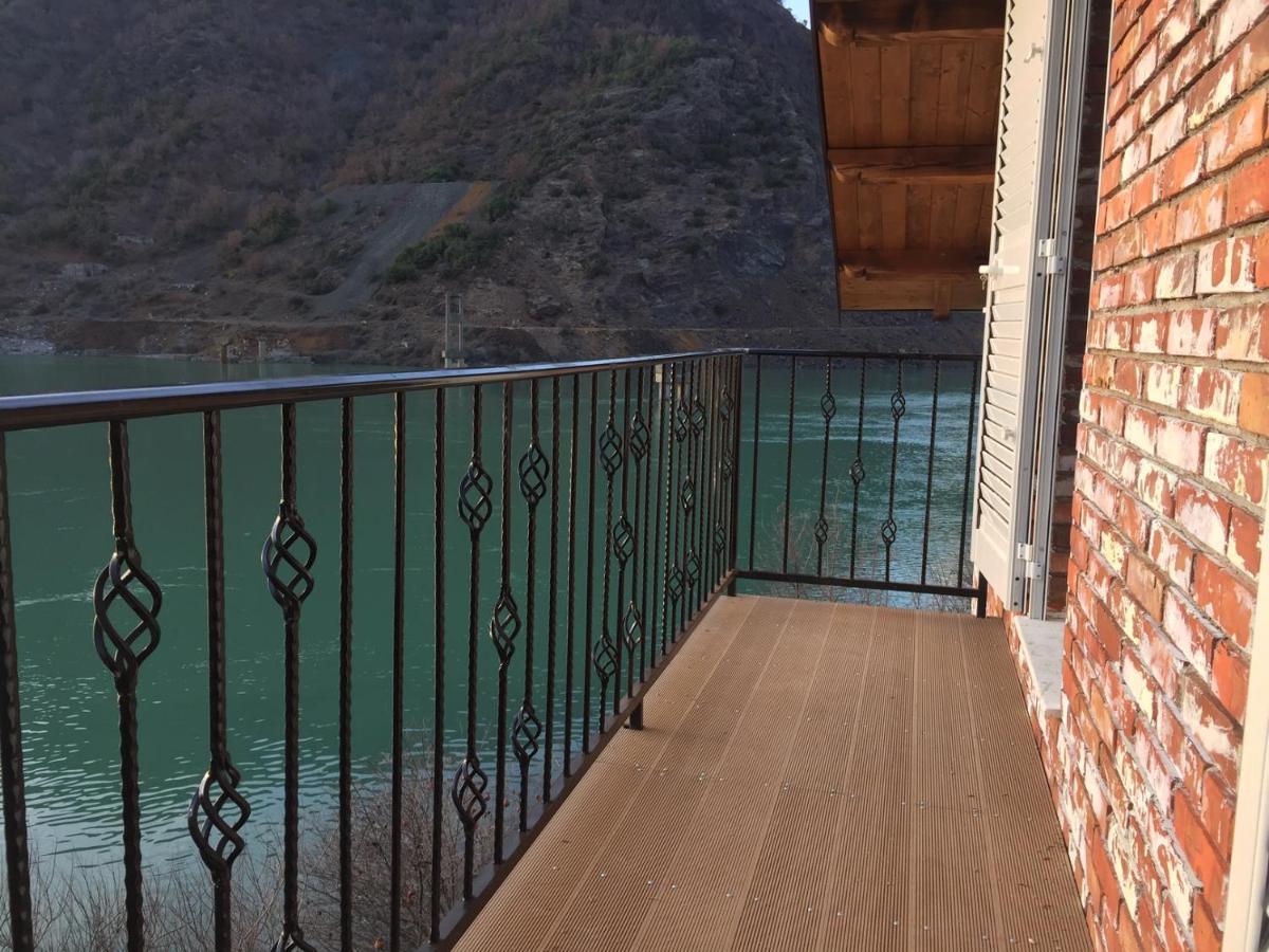 Borealis Guest House Koman Exterior foto