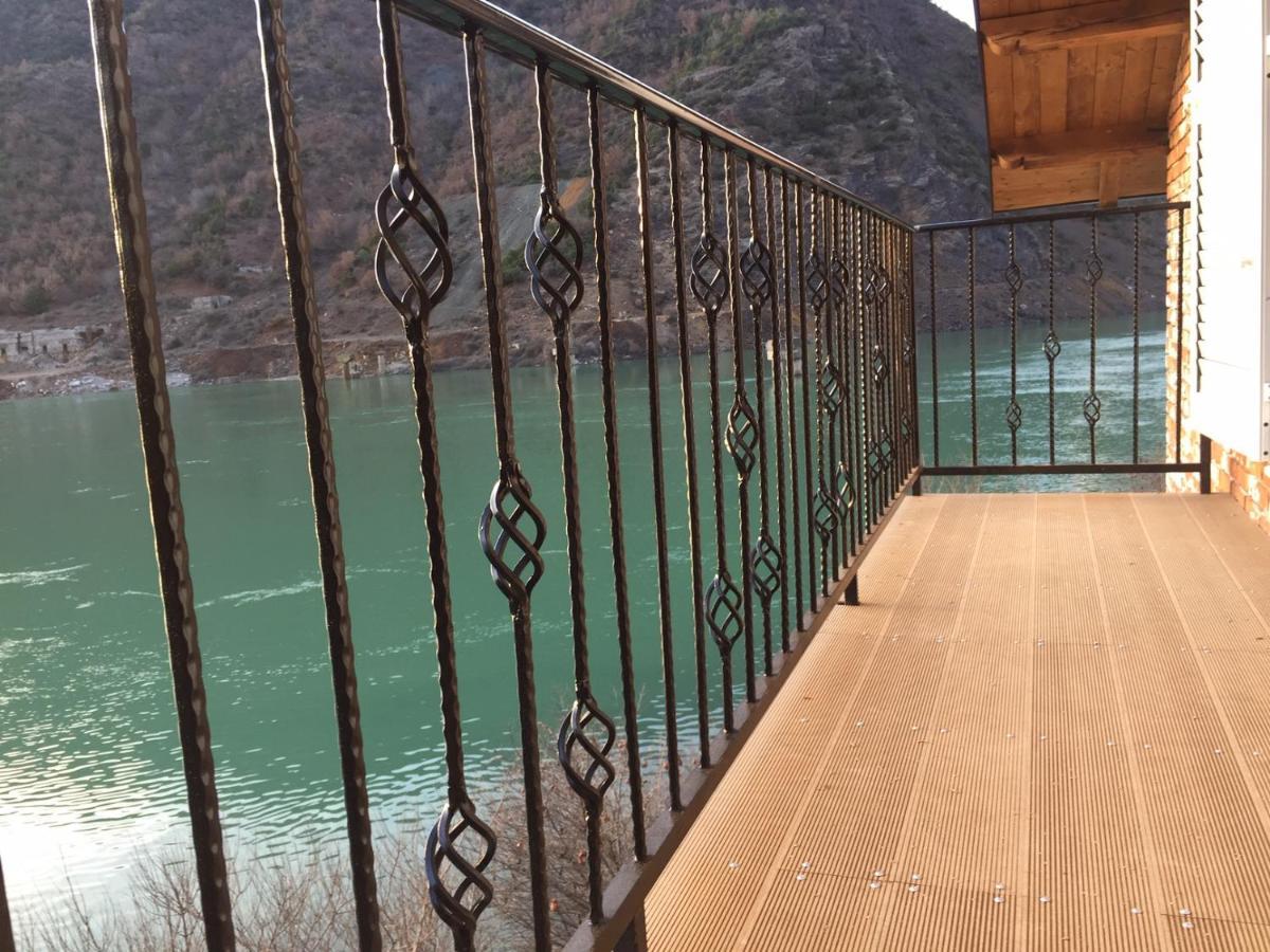 Borealis Guest House Koman Exterior foto